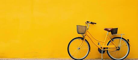 à la mode bicyclette suivant à une mur de Jaune et blanc Couleur photo