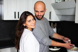 jeune femme et homme cuisinant ensemble dans la cuisine photo