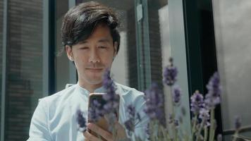 homme assis dehors à partir d'un appel vidéo avec un smartphone photo