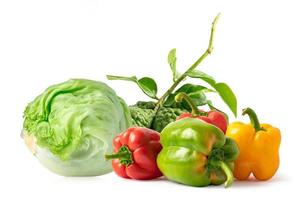 mélange de légumes pour la cuisson des aliments dans la cuisine sur fond blanc photo