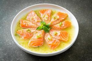 saumon épicé en sauce salade de fruits de mer photo