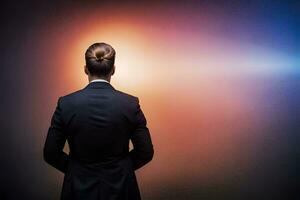 une homme dans une costume des stands dans de face de une brillant lumière. généré par ai photo