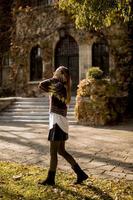 jolie jeune femme marchant dans le parc en automne photo