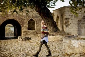 jolie jeune femme marchant dans le parc en automne photo