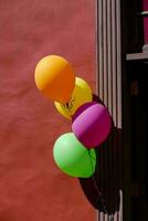 des ballons pendaison de une mur dans de face de une rouge bâtiment photo