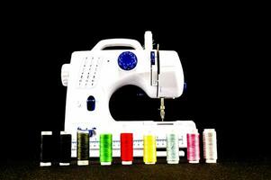 une couture machine avec divers couture Provisions sur il photo