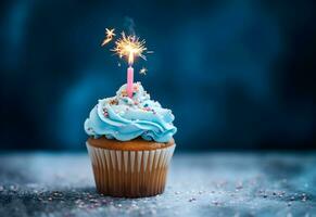 anniversaire petit gâteau avec une bougie et de fête clinquant décoration sur une bleu Contexte avec copie espace. généré ai. photo