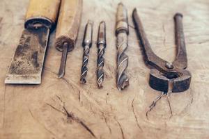 vieux outils de construction sur un établi en bois plat laïc arrière-plan
