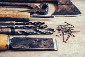 vieux outils de construction sur un établi en bois plat laïc arrière-plan photo