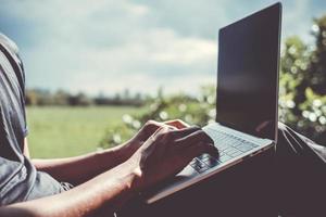 les personnes utilisant un ordinateur portable pour travailler étudient sur un bureau. photo