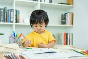 content Asie les enfants en jouant apprentissage peindre sur papier. activité, développement, iq, éq, méditation, cerveau, muscles, essentiel compétences, famille ayant amusement dépenses temps ensemble. vacances photo