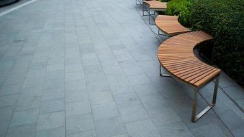 se concentrer sur trois chaises longues dans le jardin, vue de face pour décorer. photo