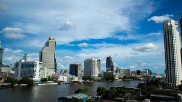 vue latérale sur la rivière Jaopraya, un ciel diurne avec des nuages blancs dans la ville photo