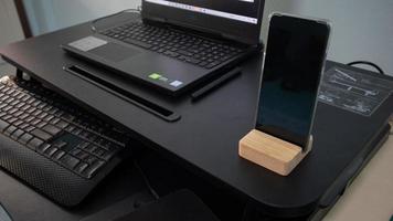 lieu de travail dans la maison avec table ergonomique. photo