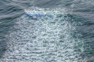 aérien vue à vagues dans pacifique océan sur Kamchatka péninsule photo