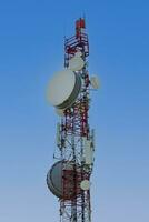 cellule la tour avec antenne contre bleu ciel photo