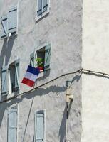 blanc bâtiment avec nationale drapeau de France photo