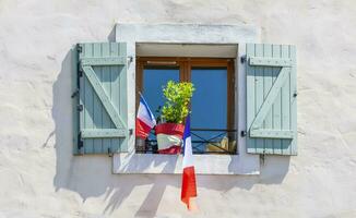 blanc bâtiment avec nationale drapeau de France photo