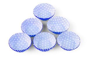 bleu polka point petit gâteau papier tasse isolé plus de le blanc Contexte photo