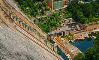 vue de le barrage de le sau réservoir, dans le ter rivière, dans le Province de Gérone, catalogne, Espagne photo