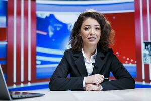 médias présentateur utilisant nouvelles des articles à produire nouvelles, rapports vivre incidents dans studio pour télévision réseau la programmation. modérateur discute courant affaires pour divertissement système. photo