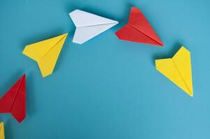 Haut vue de Jaune papier avion origami de premier plan autre papier avions. photo