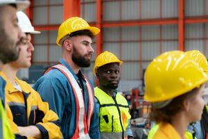 portrait de ingénieurs et industriel ouvriers dans casques à construction site photo