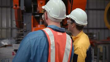 ingénieur et technicien discuter machinerie dans usine à plan inspection entretien selon à usage cycle, concepts contrôles basé sur usage cycle entretien photo