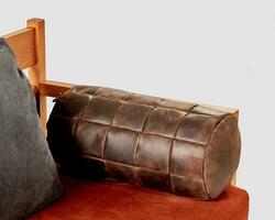 confortable marron cuir traversin coussin sur en bois canapé photo