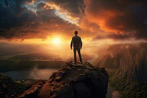 homme permanent sur le bord de une falaise et à la recherche à le coucher de soleil, arrière vue de une homme permanent sur Haut de le falaise à coucher de soleil, ai généré photo