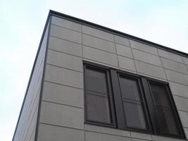 le coin inférieur du bâtiment avec des fenêtres noires photo