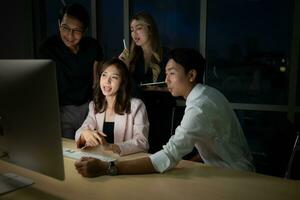 groupe de affaires gens travail dans Bureau à nuit. affaires concept. photo