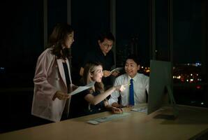 groupe de affaires gens travail dans Bureau à nuit. affaires concept. photo