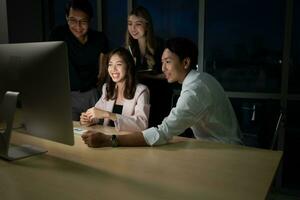 groupe de affaires gens travail dans Bureau à nuit. affaires concept. photo