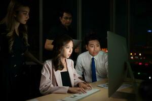 groupe de affaires gens travail dans Bureau à nuit. affaires concept. photo