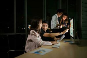 groupe de affaires gens travail dans Bureau à nuit. affaires concept. photo