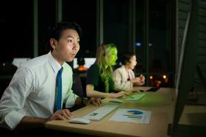 réussi asiatique affaires gens célébrer Succès dans Bureau à nuit, international financier investissement entreprise concept photo