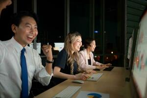 réussi asiatique affaires gens célébrer Succès dans Bureau à nuit, international financier investissement entreprise concept photo