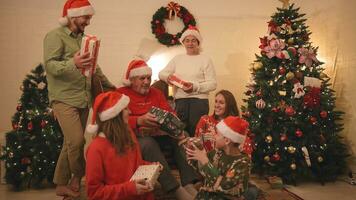 joyeux Noël et content vacances cheerfu famille célébrer Noël à maison. photo