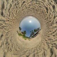 bleu trou sphère peu planète à l'intérieur Jaune le sable rond Cadre avec noix de coco paumes Contexte. photo