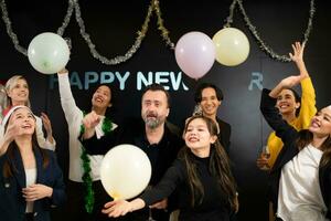 groupe de copains célébrer Nouveau année et ayant amusement à entreprise faire la fête. photo