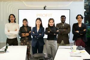 une groupe de multiracial hommes d'affaires permanent avec bras franchi dans de face de le réunion chambre, indiquant le concept de affaires succès. photo