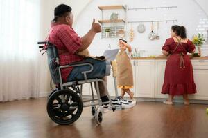 une grande taille famille avec une père portant une prothétique jambe, elles ou ils Heureusement faire petit déjeuner ensemble dans le dans le cuisine pièce de le maison photo