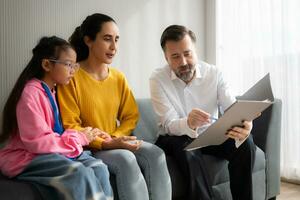 psychothérapeute travail avec enfant patient et mère dans bureau, concept de psychothérapie photo