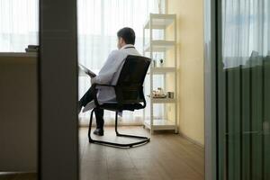 médecin travail avec portable ordinateur dans bureau. médical et soins de santé concept. photo