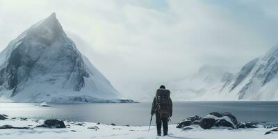 génératif ai, randonneur dans hiver paysage, voyageur homme touristique avec sac à dos randonnée dans montagnes photo