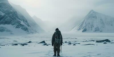 génératif ai, randonneur dans hiver paysage, voyageur homme touristique avec sac à dos randonnée dans montagnes photo