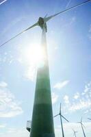 une vent turbine dans le Soleil avec une bleu ciel photo