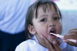 une soins mère doucement brosses sa peu fille les dents pour bien dentaire santé. photo