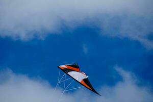 une cerf-volant en volant dans le bleu ciel photo